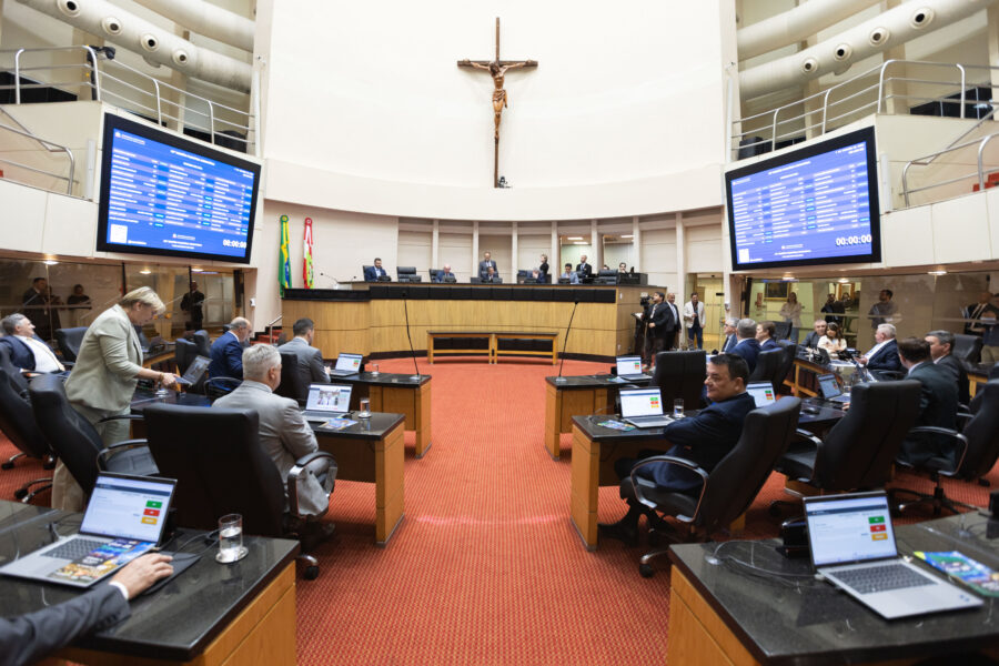 Plenário da Alesc, na tarde desta terça-feira (7), durante a votação dos projetos sobre o Universidade Gratuita e do Fumdesc