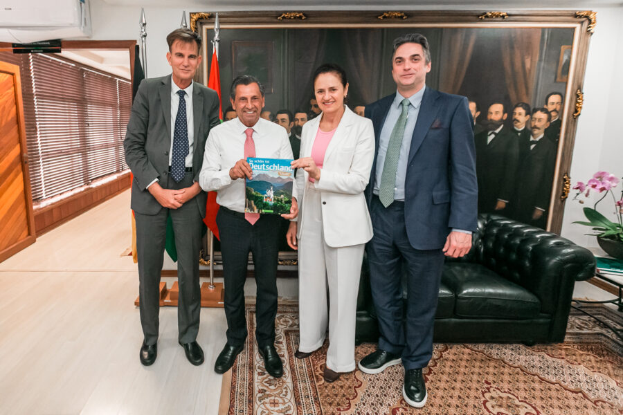 O cônsul Marc Bogdahn (e) foi recebido pelo deputado Julio Garcia e pela secretária-geral Marlene Fengler, acompanhado do cônsul honorário Rodrigo Bor