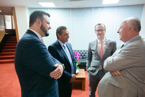 - Deputado Lucas Neves (Podemos) 	 - Deputado Julio Garcia (PSD) 	

-Dr. Fernando Vecchi Martins - Presidente da Sociedade Catarinense de Mastologia - Deputado Oscar Gutz (PL)