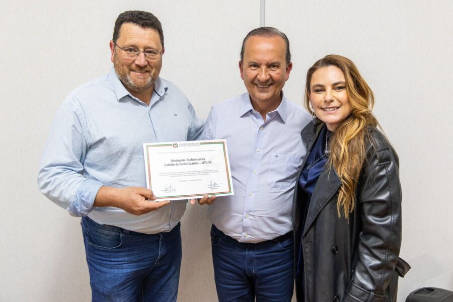 Deputada Paulinha homenageia MTG de Santa Catarina por conquista nacional.