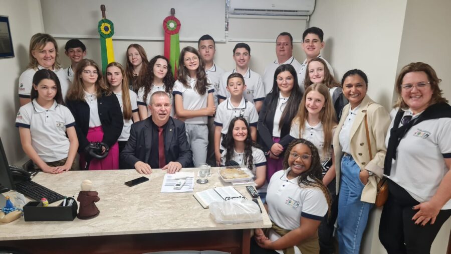 Deputado Maurício Eskudlark e integrantes do Parlamento Jovem de São Miguel do Oeste