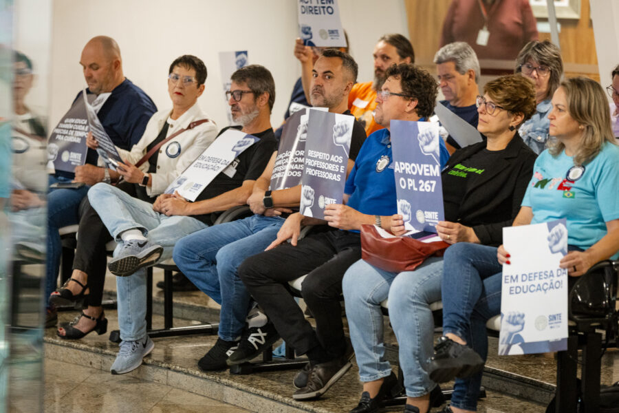 Professores acompanham votação da proposta.