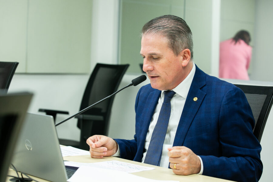 Deputado Altair Silva, presidente da Comissão de Agricultura da Alesc, durante a reunião na manhã desta terça (21)