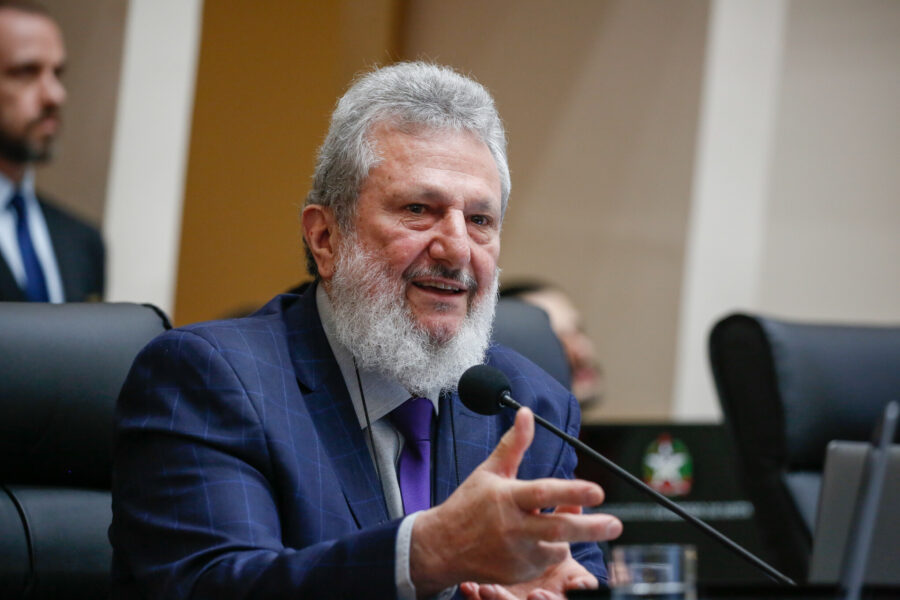 Padre Pedro indaga quais são os programas criados pelo governo para facilitar o acesso dos pequenos agricultores e pescadores aos processos de venda a