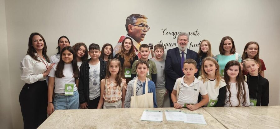 Deputado Padre Pedro recebeu vereadores mirins, alunos da Escola Francisco Maciel Bageston de Paial. Foto: Gilberto Del’Pozzo.