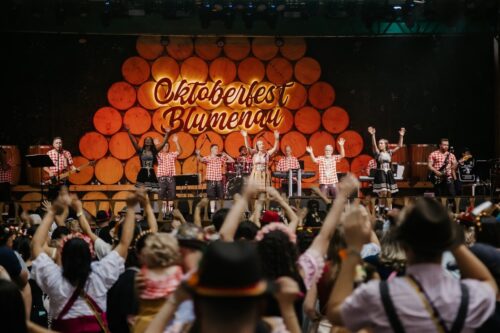 Patrimônio cultural de Santa Catarina, a Oktoberfest apresenta um mundo encantador por trás dela