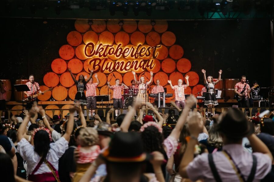 Patrimônio cultural de Santa Catarina, a Oktoberfest apresenta um mundo encantador por trás dela