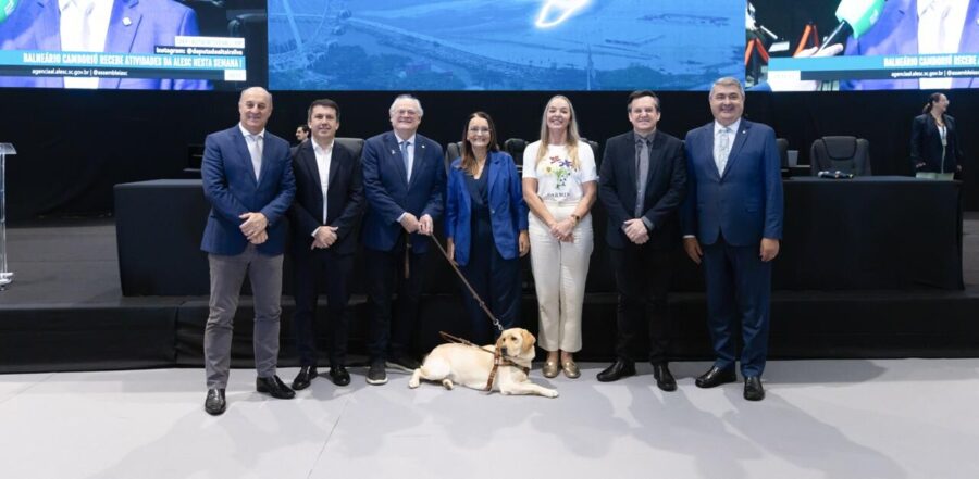 Autismo e cães-guias: desafios e ações que transformam vidas são apresentados na Alesc Itinerante