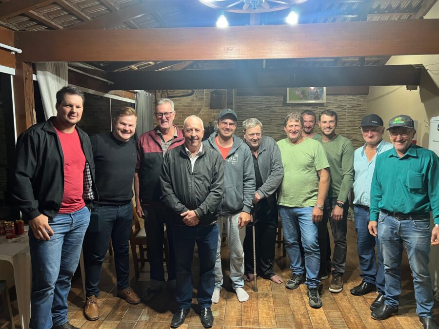 Oscar Gutz entrega implemento agrícola para agricultores do Alto Indaiá, em Petrolândia.
