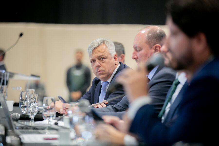 Deputados arquivam proposta de mudança do hino de SC e impõem derrota a Jorginho Mello
