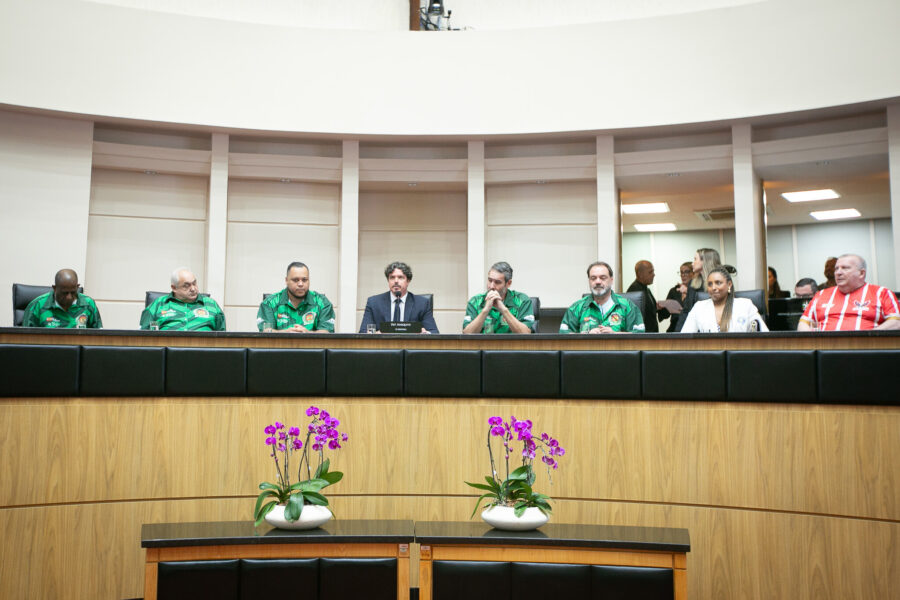 Sessão especial foi realizada no plenário da Alesc na noite desta segunda-feira (03).