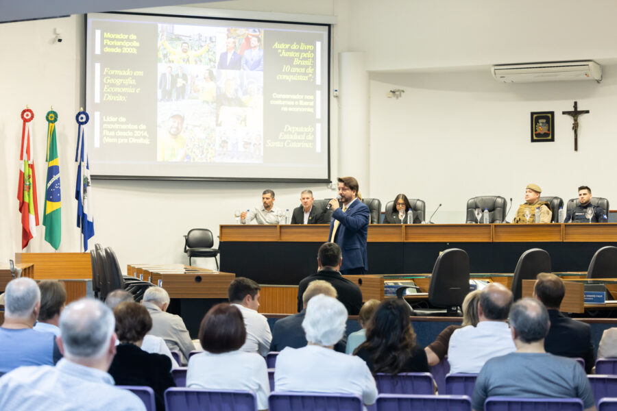 O debate aconteceu na Câmara Municipal de Joinville.