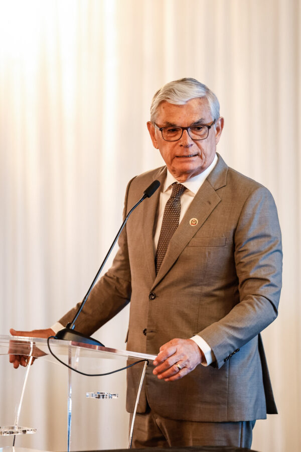 - Eduardo Pinho Moreira Ex-Governador de Santa Catarina