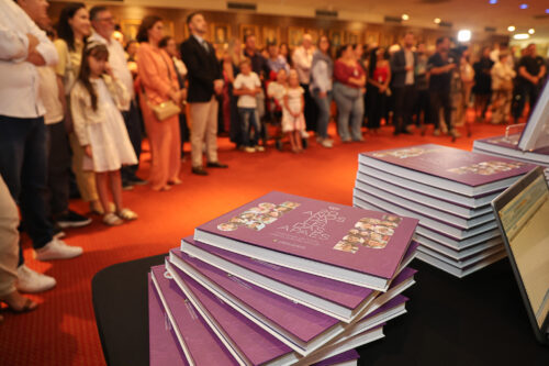Livro retrata histórias de famílias impactadas pela Lei das Apaes