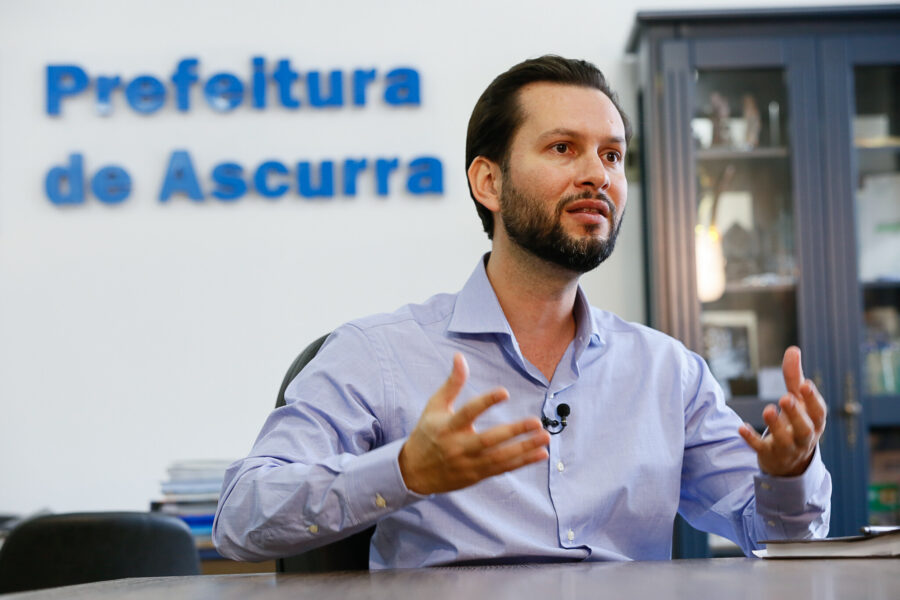 O atual prefeito de Ascurra, Arão Josino, foi vereador mirim e participou de atividades da Escola do Legislativo