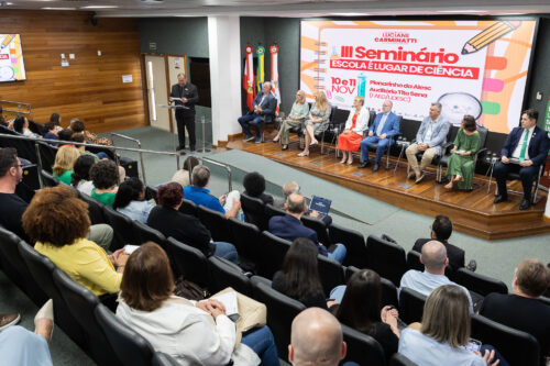 Seminário destaca papel da ciência na construção de uma educação democrática