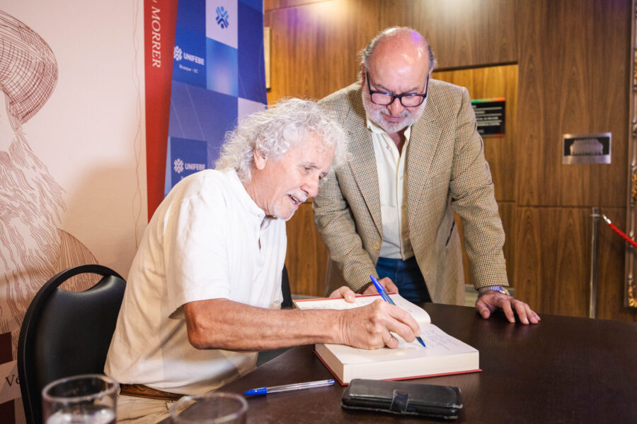 Renzo Grosselli, autografando sua obra.