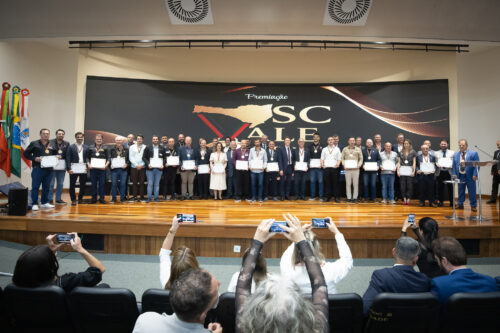 Ato parlamentar homenageia empresas e produtos catarinenses com prêmio SC Vale Ouro