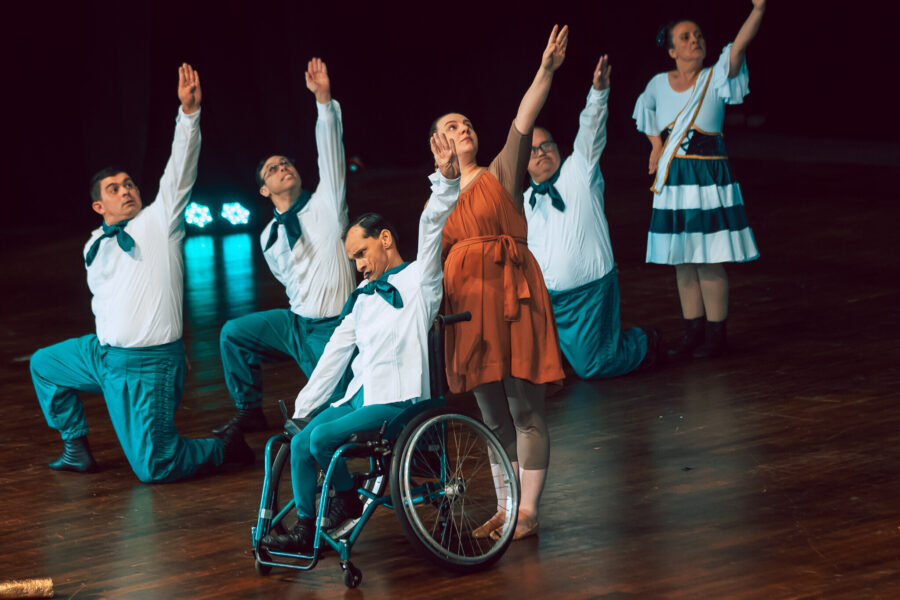 - Cristiane Possa - Professora de Ballet da Apae
