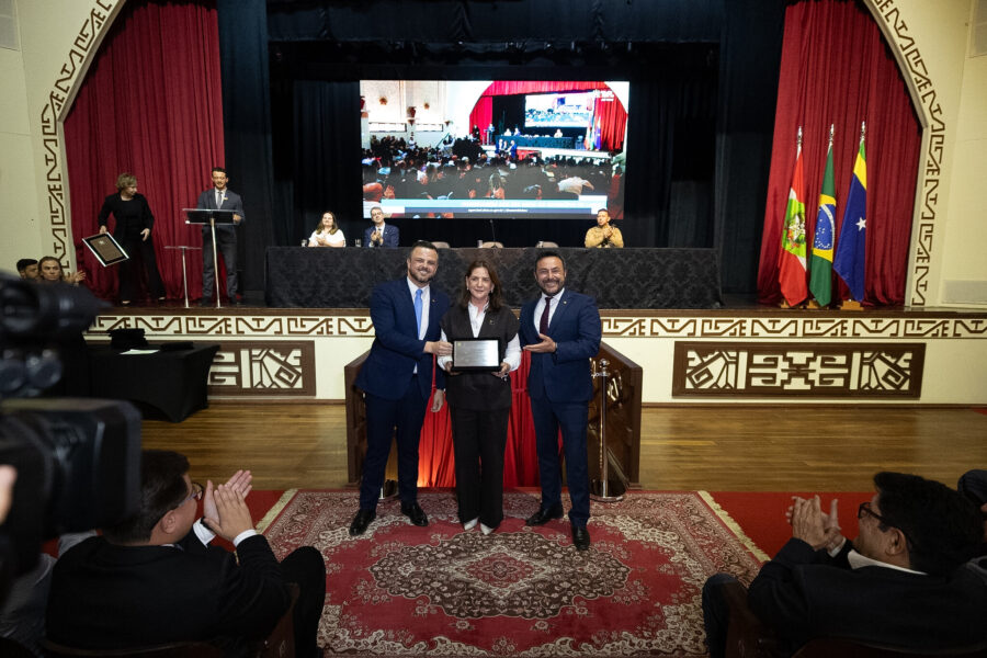 Deputados Lucas Neves e Marcius Machado entregam placa comemorativa à prefeita de Lages, Carmen Zanotto.