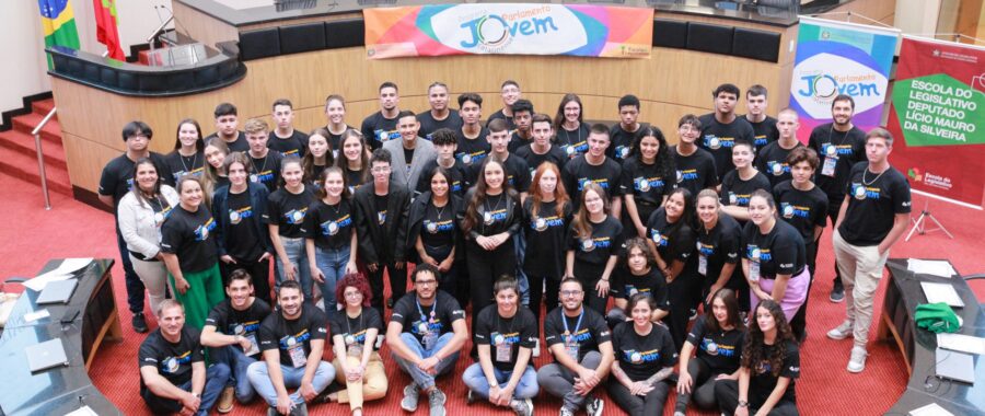 Participantes do Parlamento Jovem, um dos principais programas desenvolvidos pela Escola do Legislativo da Alesc
