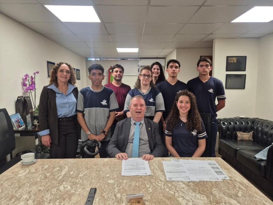 Estudantes do Parlamento Jovem visitam Alesc e conhecem trajetória de Maurício Eskudlark