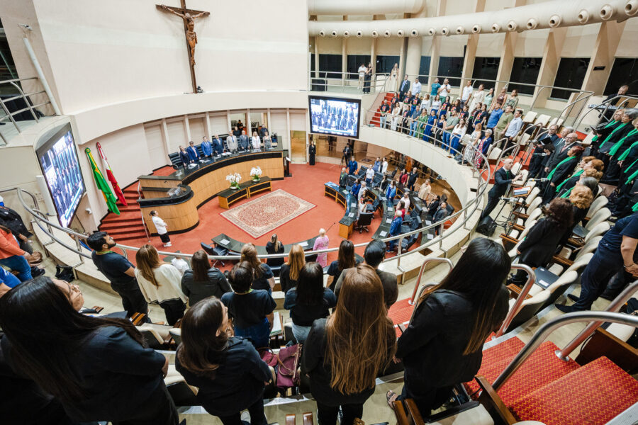 A sessão aconteceu no Plenário da Assembleia Legislativa.