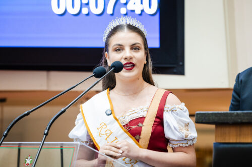 - Milena Vitoria batisti - rainha do 112º Kerb de Piratuba.