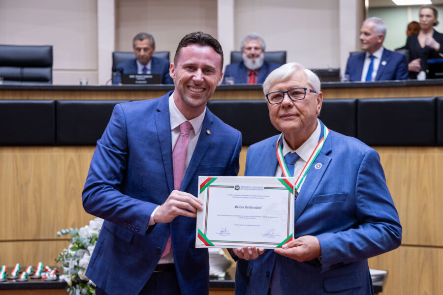 Krelling entrega Comenda do Legislativo a Alcides Benkendorf e faz discurso a  homenageados