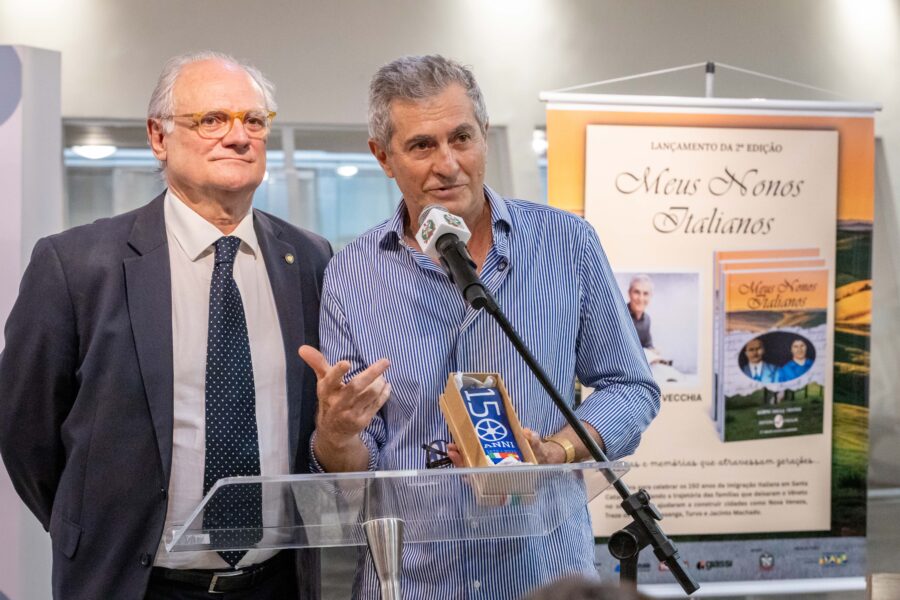 Deputado Dr. Vicente Caropreso e o autor do livro, Albino Dalla Vecchia.