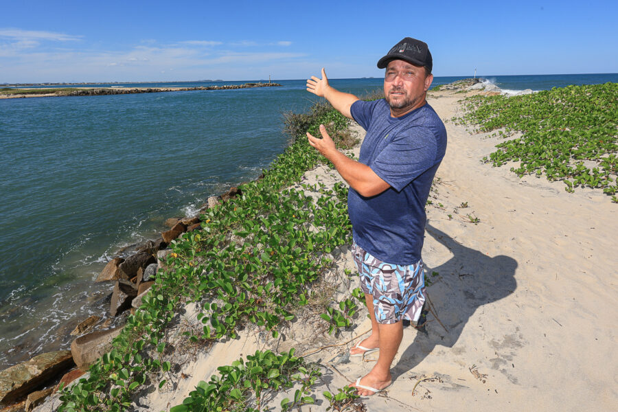Pescador, Waltencir dos Santos, na Boca da Barra - Canal do Linguado