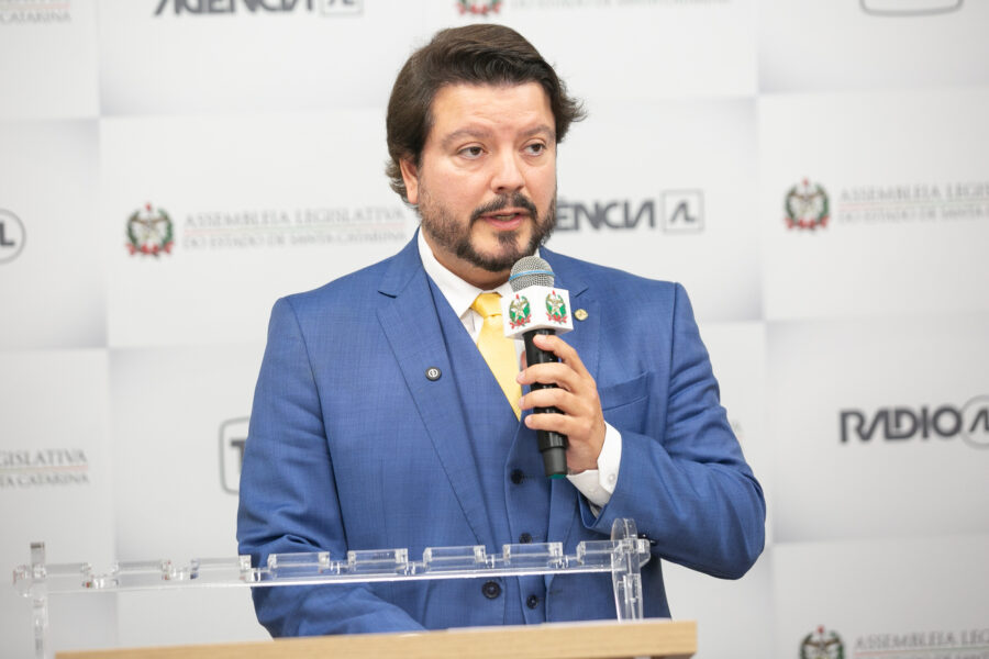 Alex Brasil apresenta PL que garante spray de pimenta gratuito para mulheres com medida protetiva