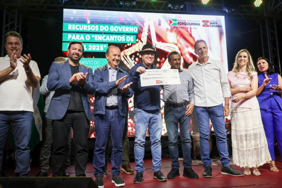 Deputado Minotto prestigia abertura do Encantos de Natal, em Forquilhinha.