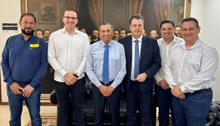 Julio Garcia e Rodrigo Minotto anunciam pavimentação da Avenida Júlio Coral