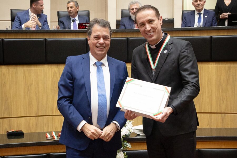 Rodrigo Minotto homenageia Padre Antônio Vander com a Comenda do Legislativo