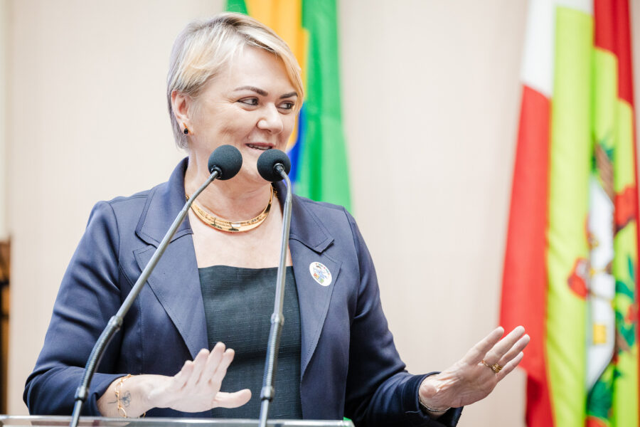 Deputada Luciane Carminatti.