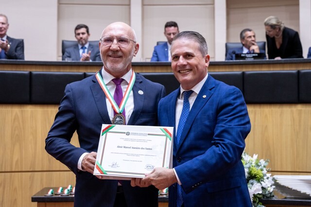 Altair Silva homenageia Almir Santos com a Comenda do Legislativo.