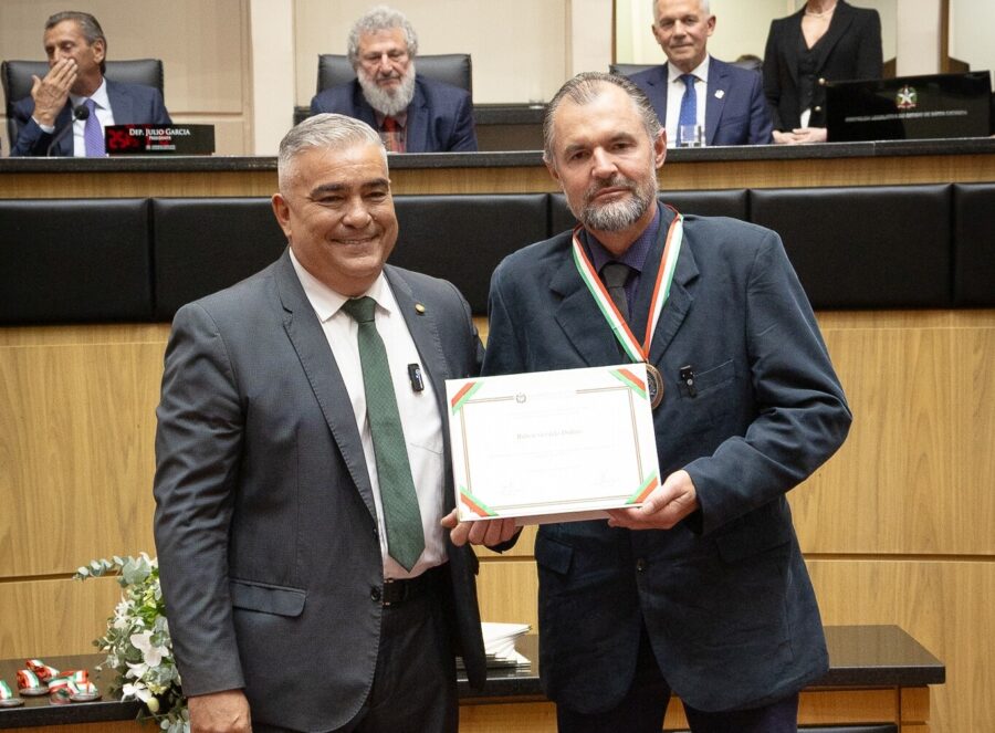 Deputado entrega Comenda a grande empresário que iniciou consertando carroça