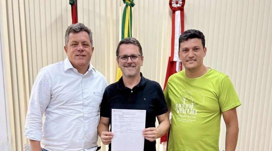 Deputado Naatz; prefeito de Indaial, Silvio Cesar; e Maicon Chaves. FOTO: Divulgação