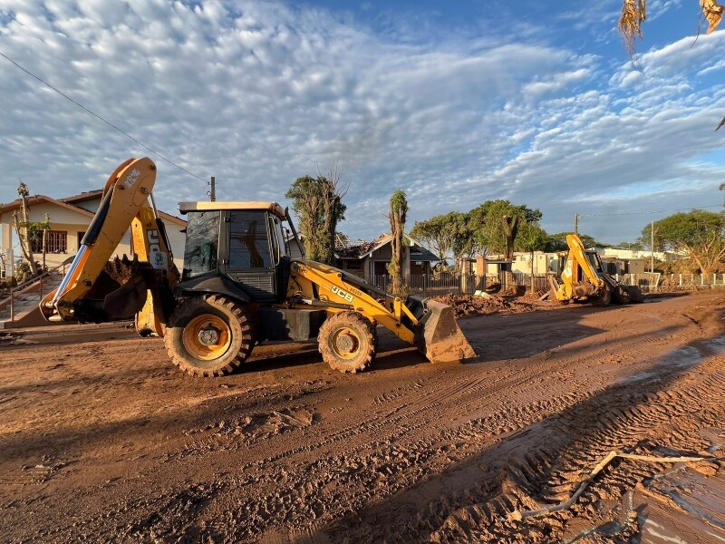 Lei autoriza prefeituras a cederem máquinas a outros municípios. FOTO: Prefeitura de Chapecó/Divulgação