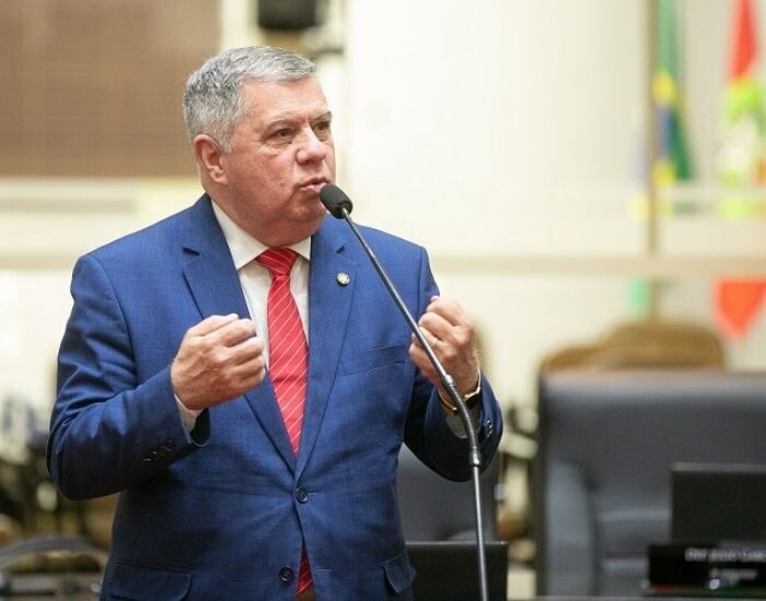 Deputado Mário Motta é o autor do projeto que leva no nome de cão comunitário espancado e morto em praia da Capital: FOTO: Divulgação