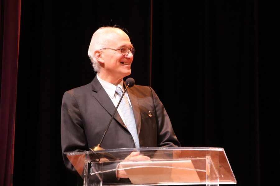 Maestro e diretor cultural do Femusc, Alex Klein, em seu discurso, após receber o Título de Cidadão Catarinense pela Alesc.