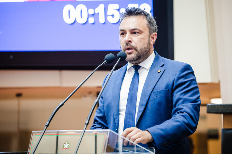Deputado Marcius Machado.