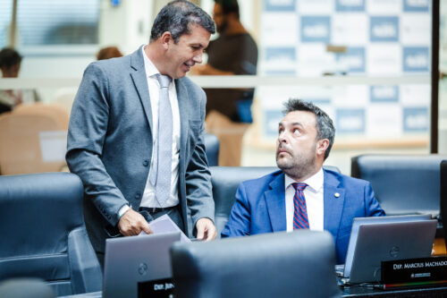 - Deputado Camilo Martins (Podemos)  - Deputado Marcius Machado (PL) Bruno Collaço / Agência AL