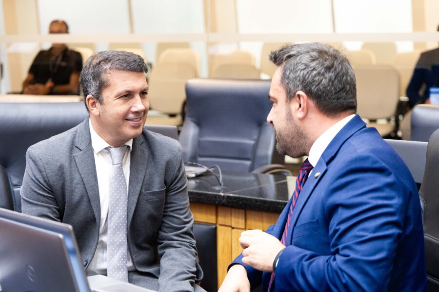 - Deputado Camilo Martins (Podemos)  - Deputado Marcius Machado (PL) Ana Quinto / Agência AL