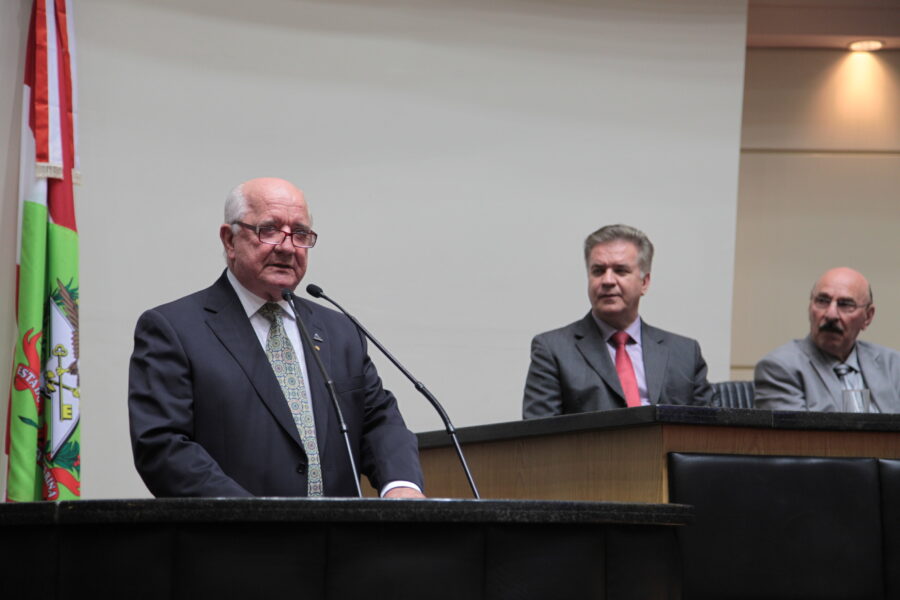 Miguel Angelo Gobbi na tribuna da Assembleia Legislativa na sessão especial em homenagem aos 35 anos da Adjori/SC