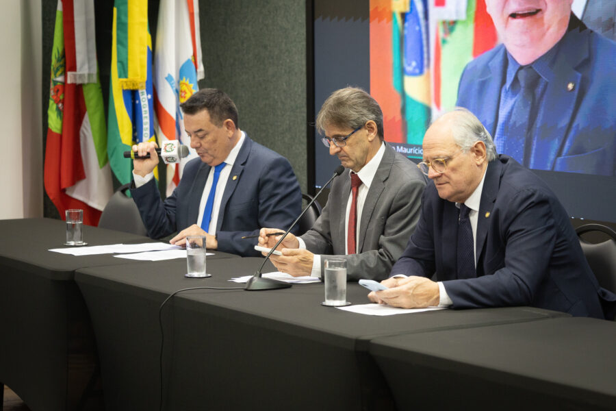 - Deputado Mauricio Peixer (PL)	- Deputado Neodi Saretta (PT) 	
 - Deputado Dr. Vicente Caropreso (PSDB)