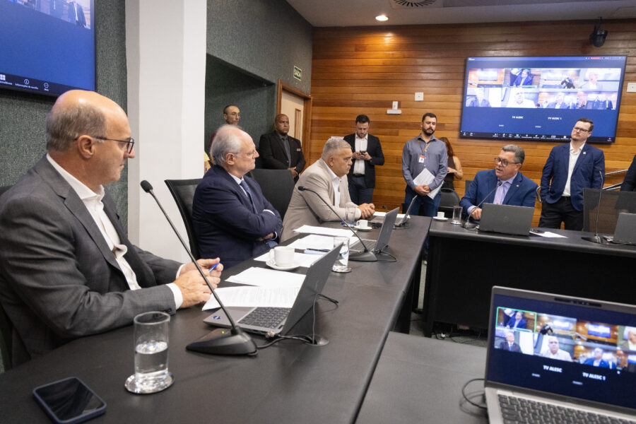 - Deputado José Milton Scheffer (PP)- Deputado Dr. Vicente Caropreso (PSDB) - Deputado Sargento Lima (PL)
