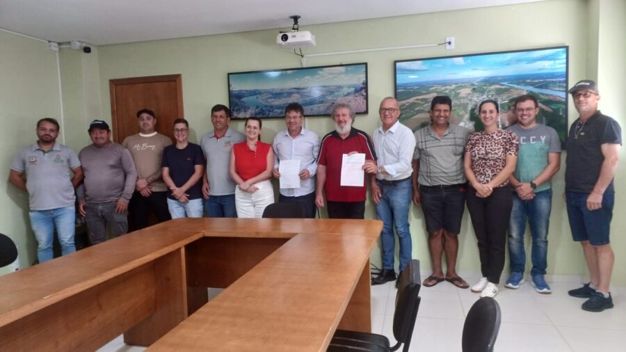 Em Caxambu do Sul, ao lado do deputado Padre Pedro (camisa bordô no centro) o prefeito Edi Marcos Antunes de Mello (à esq.), o vice-prefeito Ivanor Sf