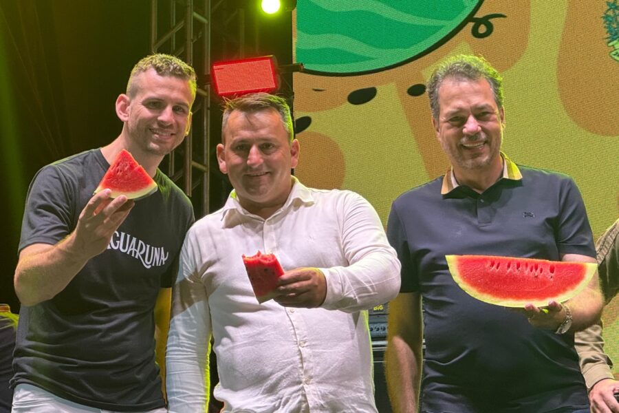 Deputado Rodrigo Minotto marca presença na abertura da Festa da Melancia em Jaguaruna.